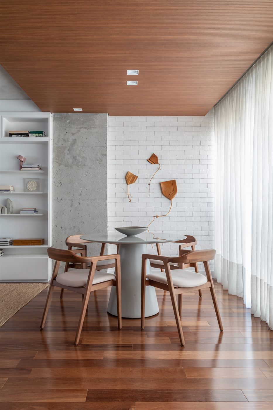 Sala de jantar com piso e forro de madeira maciça Akafloor